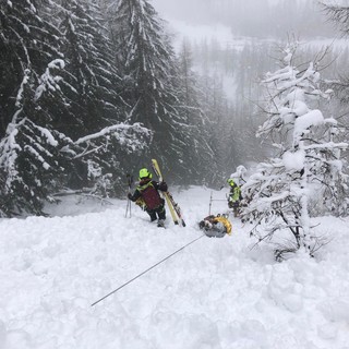 Recuperati un freerider ferito e quattro bloccati in un canalone in Val Veny