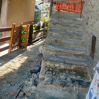 Nella foto, l'inizio del lavori di demolizione della scala (interrotto dall'arrivo dei carabinieri e poi ripreso); in alto l'accesso precedentemente sbarrato e a lato la staccionata che rende difficoltoso l'accesso all'abitazione dei vicini degli indagati