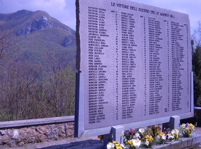 La stele memoriale che ricorda l'eccidio a Sant'Anna di Stazzema