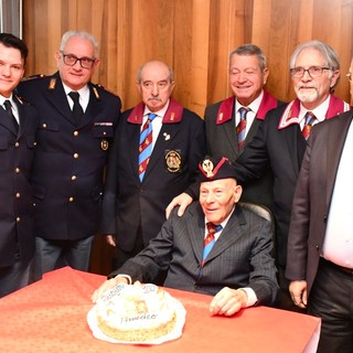 Amedeo Stipa festeggiato dai colleghi in Questura