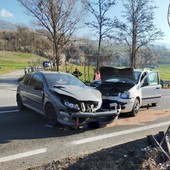 Scontro tra due auto sulla Statale 26, tre feriti