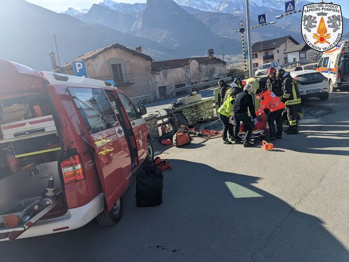 Auto si ribalta, ferito il conducente