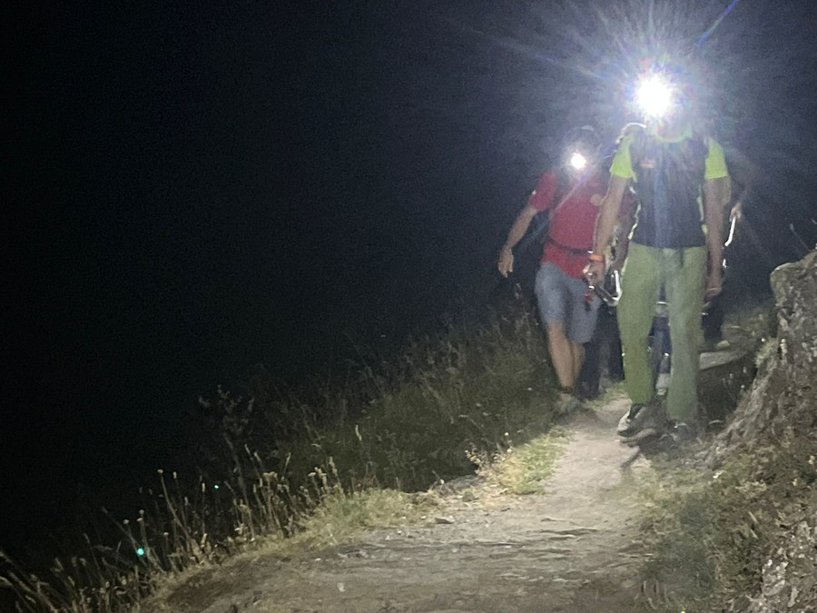 I soccorritori scendono a Valle con l'escursionista in barella