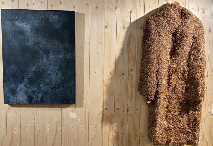 'Brume in Val Ferret' e il cappotto di aghifoglie 'Montagnard', opere dell'artista aostano Massimo Sacchetti (nella gallery, nell'ordine, i lavori di Bellobono, Cuoghi, Margaroli, Bettio, Jaccond, Tutino, Ledda, Savin)