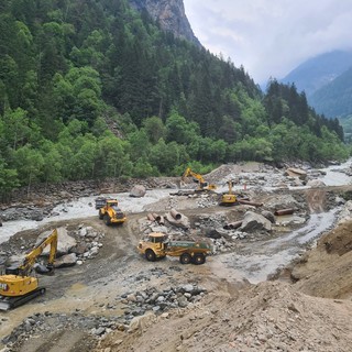 Dopo alluvione, sulla strada per Cogne si lavora febbrilmente per la pista di cantiere