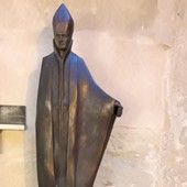 La statua di San Grato 'privata' del suo bastone pastorale
