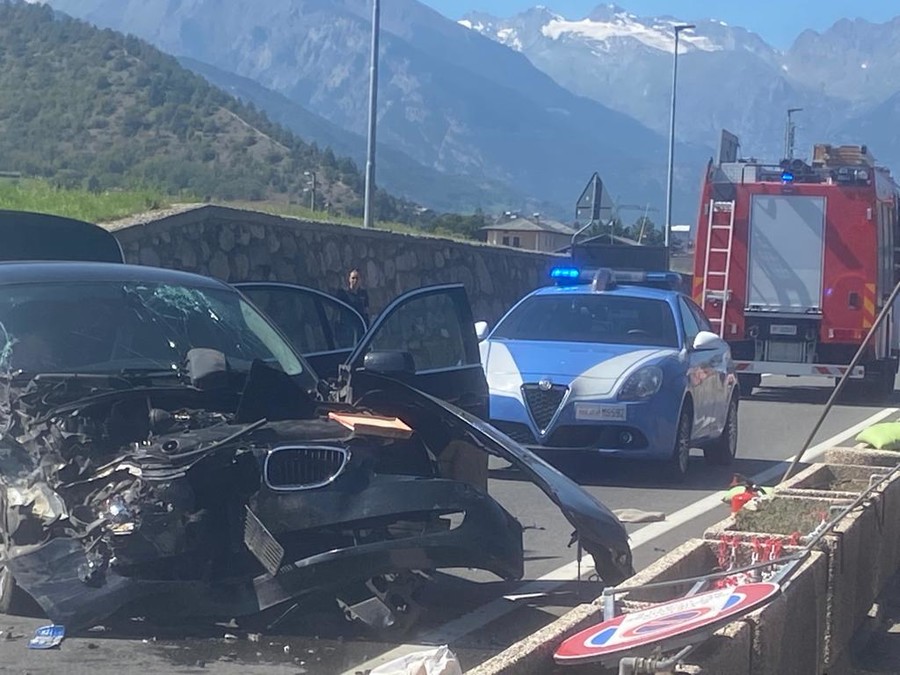 Scontro tra due auto alle porte di Aosta