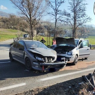 Scontro tra due auto sulla Statale 26, tre feriti