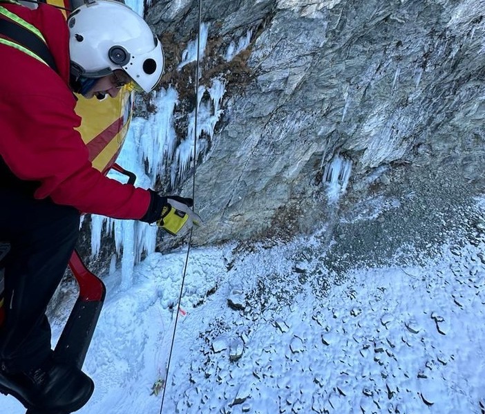 Alpinista precipita dalla vetta del Granpa e muore
