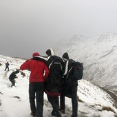 I soccorritori accompagnano a valle l'escursionista