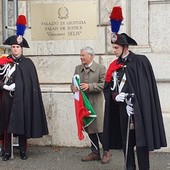 Il Presidente del Tribunale, Eugenio Gramola, ha appena scoperto la targa d'intitolazione