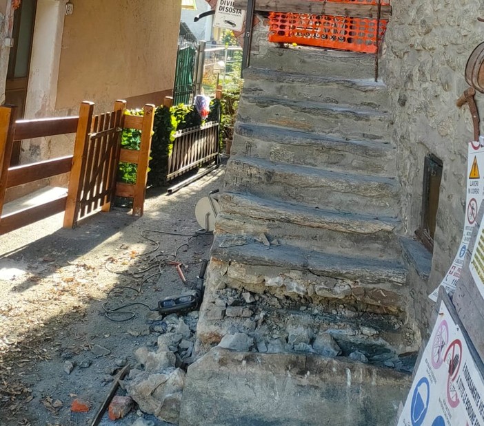 Nella foto, l'inizio del lavori di demolizione della scala (interrotto dall'arrivo dei carabinieri e poi ripreso); in alto l'accesso precedentemente sbarrato e a lato la staccionata che rende difficoltoso l'accesso all'abitazione dei vicini degli indagati