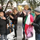 Da sn Sara Polimeno Selis, Donatella Corti, Sara Favre e Luigi Selis (figlio del magistrato) nel giorno di tre anni fa in cui fu scoperta la stele commemorativa