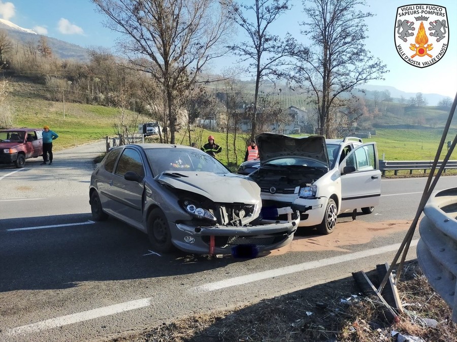 Scontro tra due auto sulla Statale 26, tre feriti