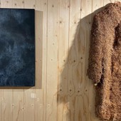 'Brume in Val Ferret' e il cappotto di aghifoglie 'Montagnard', opere dell'artista aostano Massimo Sacchetti (nella gallery, nell'ordine, i lavori di Bellobono, Cuoghi, Margaroli, Bettio, Jaccond, Tutino, Ledda, Savin)