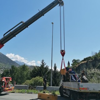 Cadute da un Tir pesanti piastre di ferro sulla statale 26