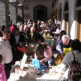 Lungo i portici del Municipio sono diverse le manifestazioni ludico-commerciali organizzate da artigiani e commercianti (foto d'archivio)