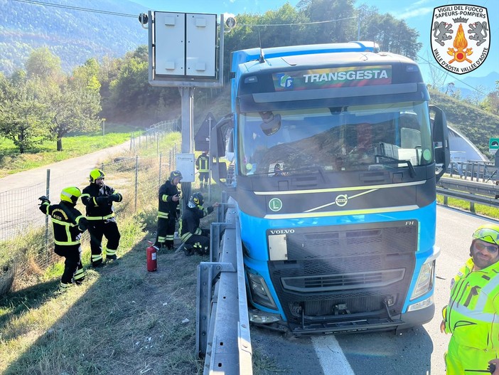 Tir  fuori corsia in autostrada A5 all'altezza di Joveçan