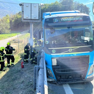 Tir  fuori corsia in autostrada A5 all'altezza di Joveçan