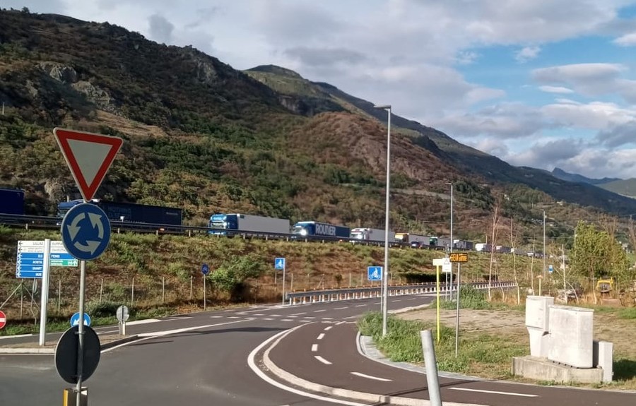 Migliora lentamente la viabilità al tunnel del Bianco