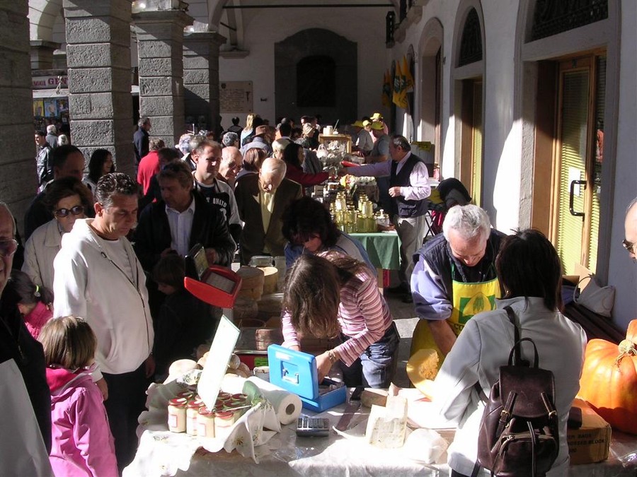 Lungo i portici del Municipio sono diverse le manifestazioni ludico-commerciali organizzate da artigiani e commercianti (foto d'archivio)