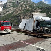 Tir sbanda in autostrada, ferito l'autista e motrice distrutta