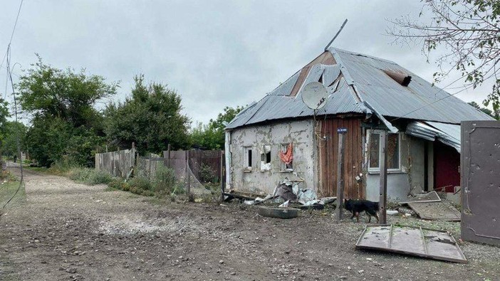 Un'abitazione civile bombardata in Ucraina (foto in esclusiva per Laprimalinea.it)