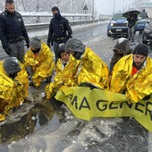 Attivisti di Ultima Generazione si incatenano di fronte all'ingresso del traforo (credit Gianluca Orru - Fanpage)