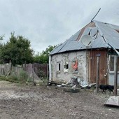 Una casa bombardata in Ucraina (foto in esclusiva per LAPRIMALINEA.IT)