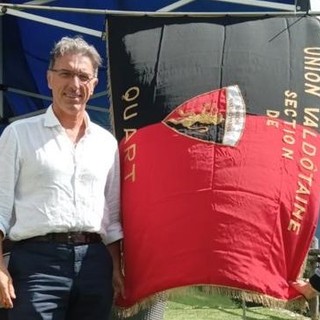 La bandiera sezionale tra il senatore Albert Lanièce e la 'porte-drapeau' Manuela