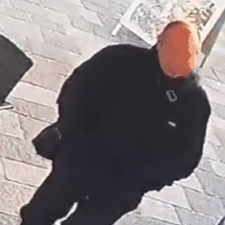 Aosta; ruba una bici in centro sotto le videocamere e scompare -  IL VIDEO DEL FURTO