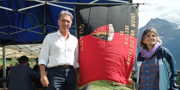 La bandiera sezionale tra il senatore Albert Lanièce e la 'porte-drapeau' Manuela