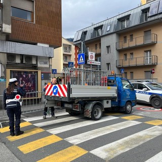 Piastrelle pericolanti, arrivano i Vigili del fuoco in via Lys ad Aosta