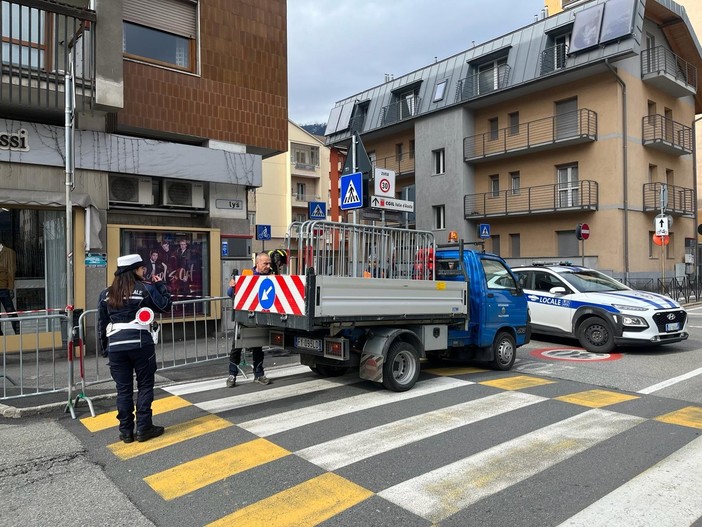 Piastrelle pericolanti, arrivano i Vigili del fuoco in via Lys ad Aosta