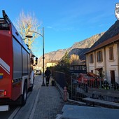 Domato l'incendio di una catasta di legna a Hone