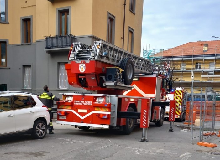 Aosta, camini 'pericolanti' in via Lexert, arrivano i Vigili del fuoco