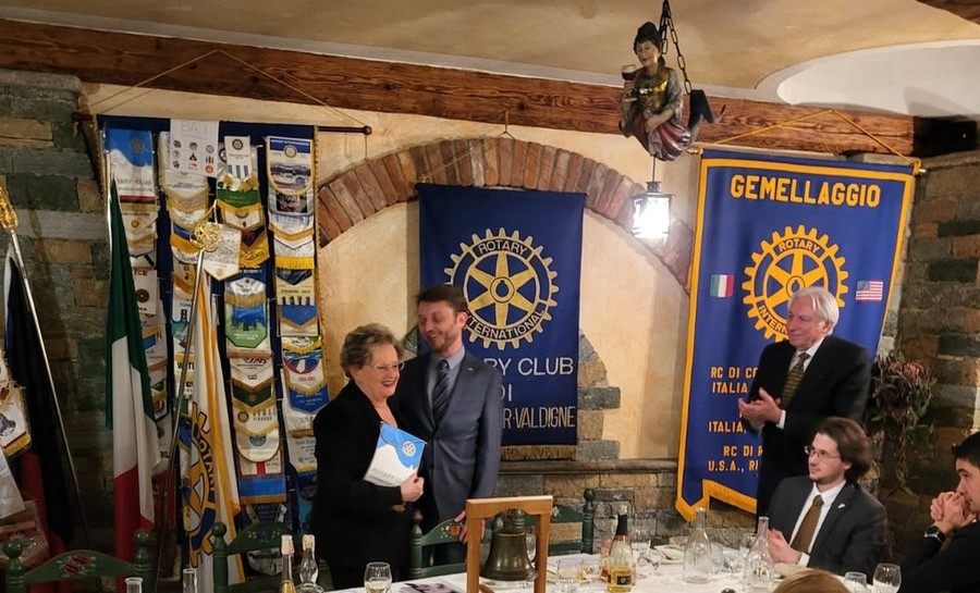 Maria Grazia Vacchina insieme al presidente del Rotary Club Courmayeur-Valdigne, Andrea Succi