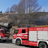 A fuoco un bosco sopra Ayas, il vento 'spinge' e rinfocola le fiamme