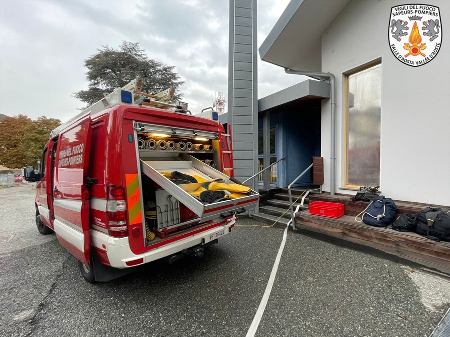 Auto contro cartello stradale a Saint-Christophe