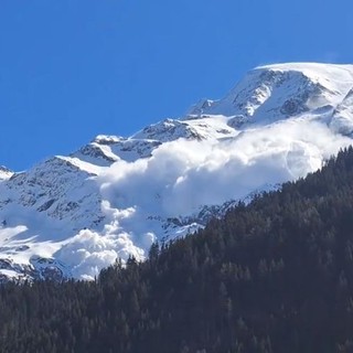 La valanga staccatasi dal ghiacciaio dell'Armancette al Dome de Miage (immagine catturata da schermo)