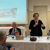 Maria Grazia Vacchina, presidente del Circolo, interviene nel dibattito durante una conviviale (foto di repertorio)