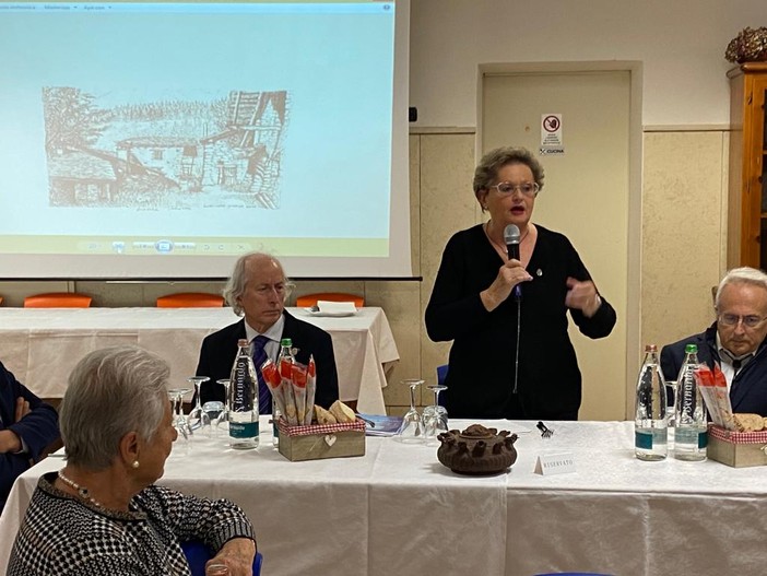 Maria Grazia Vacchina, presidente del Circolo, interviene nel dibattito durante una conviviale (foto di repertorio)