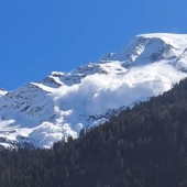 La valanga staccatasi dal ghiacciaio dell'Armancette al Dome de Miage (immagine catturata da schermo)