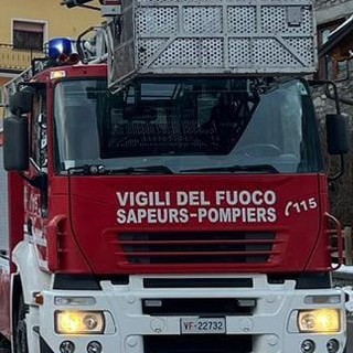 A fuoco una casa di due piani a Valtournenche