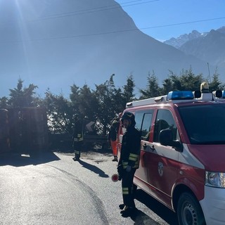 Camion da cava si ribalta lungo la regionale per Verrayes