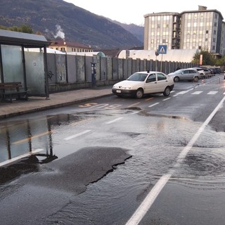 Aosta, guasto all'acquedotto, via Torino allagata e chiusa al traffico IL VIDEO