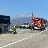 Spento dai volontari l'incendio alla marmitta di un pullman