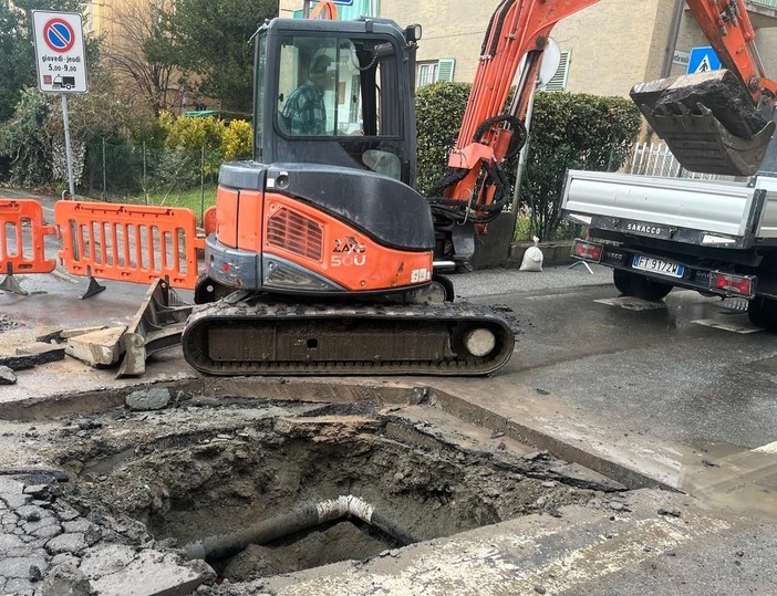 Aosta, cede il manto stradale, si apre voragine in via Monte Vodice