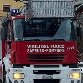 A fuoco una casa di due piani a Valtournenche