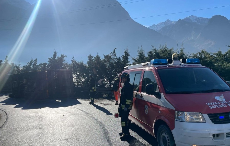 Camion da cava si ribalta lungo la regionale per Verrayes